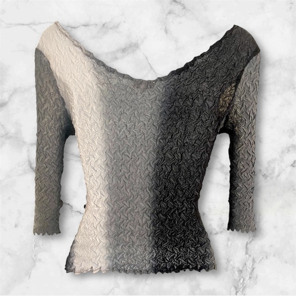 Komarov Medium vintage bubble top, stretchy. Gray Black & White, 3/4 sleeves. - Picture 2 of 4